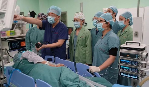 科云汇 千万别这样喝水！男子肠破洞！很多人遭过罪......医院提醒